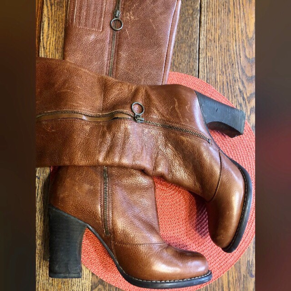 BCBG Doris Stacked Heeled Boot w/zip brown sz9.5